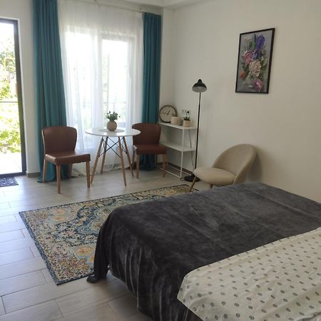Family Нotel Banuri 库塔伊西 外观 照片