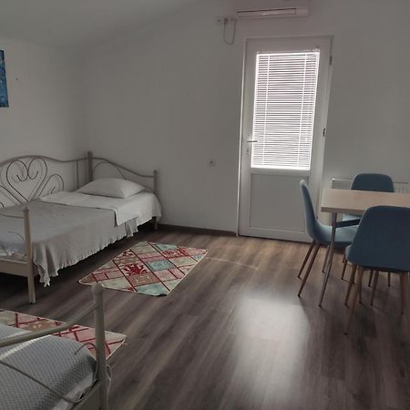 Family Нotel Banuri 库塔伊西 外观 照片