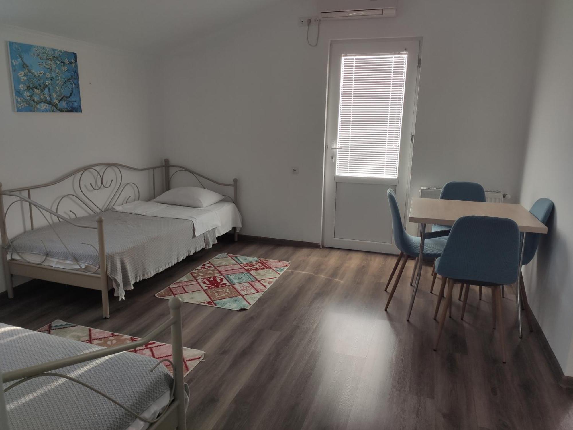 Family Нotel Banuri 库塔伊西 外观 照片